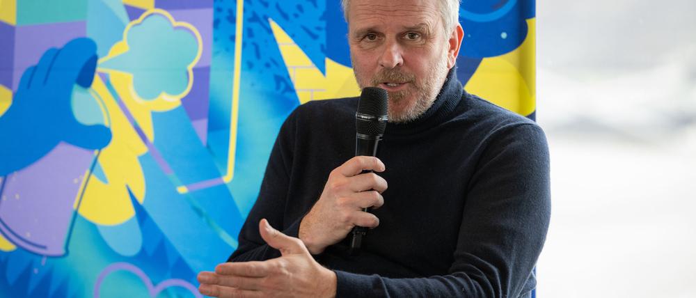 Dietmar Hamann fordert ein einheitliches Vorgehen im DFB-Pokal - entweder den gesamten Wettbewerb mit VAR oder gar nicht.