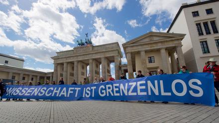 In zahlreichen deutschen Staedten, wie hier in Berlin, haben Tausende Menschen am Samstag (22.04.17) fuer die Freiheit der Wissenschaft demonstriert. In Berlin beteiligten sich rund 10.000 Menschen am March for Science . Mit der Kundgebung March for Science sollte nach Angaben der UN-Kulturorganisation Unesco weltweit gegen Beschraenkungen der Forschung demonstriert werden. (Siehe epd-Meldung vom 22.04.17) Tausende Menschen gehen fuer Wissenschaftsfreiheit auf die Strasse Copyright: epd-bild/RolfxZoellner

in numerous German Staedten like here in Berlin have Thousands People at Saturday 22 04 17 for the Freedom the Science demonstrated in Berlin participated to Around 10 000 People at March for Science with the Rally March for Science should after Information the UN Cultural Organization Unesco worldwide against Restrictions the Research demonstrated will See epd Message of 22 04 17 Thousands People go for Academic Freedom on the Road Copyright epd Picture RolfxZoellner  
