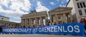 In zahlreichen deutschen Staedten, wie hier in Berlin, haben Tausende Menschen am Samstag (22.04.17) fuer die Freiheit der Wissenschaft demonstriert. In Berlin beteiligten sich rund 10.000 Menschen am March for Science . Mit der Kundgebung March for Science sollte nach Angaben der UN-Kulturorganisation Unesco weltweit gegen Beschraenkungen der Forschung demonstriert werden. (Siehe epd-Meldung vom 22.04.17) Tausende Menschen gehen fuer Wissenschaftsfreiheit auf die Strasse Copyright: epd-bild/RolfxZoellner

in numerous German Staedten like here in Berlin have Thousands People at Saturday 22 04 17 for the Freedom the Science demonstrated in Berlin participated to Around 10 000 People at March for Science with the Rally March for Science should after Information the UN Cultural Organization Unesco worldwide against Restrictions the Research demonstrated will See epd Message of 22 04 17 Thousands People go for Academic Freedom on the Road Copyright epd Picture RolfxZoellner  