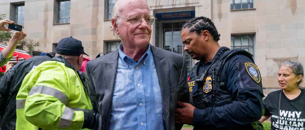 Bei strömendem Regen wird Ben Cohen, Mitbegründer von Ben & Jerry’s, von der Polizei des Heimatschutzministeriums in Gewahrsam genommen, weil er den Eingang zum Justizministerium blockiert hat.