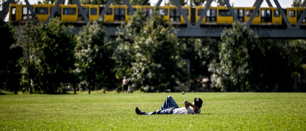 Der Park am Gleisdreieck steht für Entspannung - doch aufgrund maroder Brücken wird bald auch kräftig gebaut. (Archivbild)