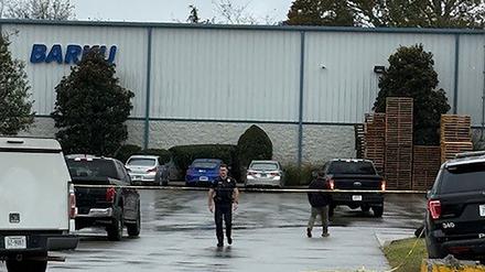 Einsatzkräfte des Cleveland Police Departments sind auf dem Firmengelände von Barku zu sehen.