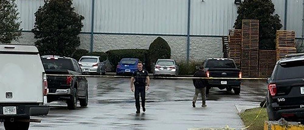 Einsatzkräfte des Cleveland Police Departments sind auf dem Firmengelände von Barku zu sehen.