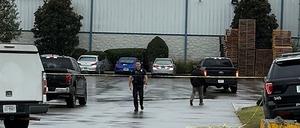 Einsatzkräfte des Cleveland Police Departments sind auf dem Firmengelände von Barku zu sehen.