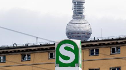 Berlin, Stadtbild, im Bild: Logo der S-Bahn Berlin mit dem Fernsehturm im Hintergrund, 22.10.2025, *** Berlin, cityscape, in the picture logo of S Bahn Berlin with the television tower in the background, 22 10 2025, Copyright: xMatthiasxKochx