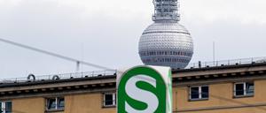 Berlin, Stadtbild, im Bild: Logo der S-Bahn Berlin mit dem Fernsehturm im Hintergrund, 22.10.2025, *** Berlin, cityscape, in the picture logo of S Bahn Berlin with the television tower in the background, 22 10 2025, Copyright: xMatthiasxKochx