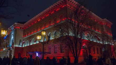 Das lettische Parlament ist in den lettischen Nationalfarben angestrahlt.