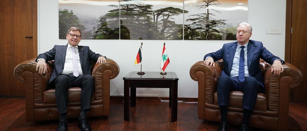 Außenminister Johann Wadephul (l, CDU) setzt seine Nahostreise im Libanon fort. In der Hauptstadt Beirut traf er seinen Amtskollegen Jussef Radschi. Unter anderem geht es um die Entwaffnung der Schiiten-Miliz Hisbollah.