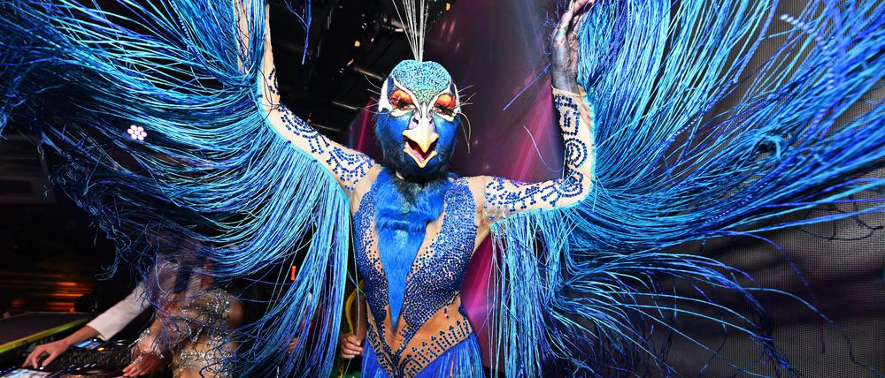 Heidi Klum als Pfau verkleidet bei ihrer Halloween-Party im Jahr 2023.