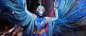 Heidi Klum als Pfau verkleidet bei ihrer Halloween-Party im Jahr 2023.