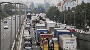 Lastwagen stehen auf der Stadtautobahn A100 im Stau (Archivbild).