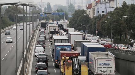 Lastwagen stehen auf der Stadtautobahn A100 im Stau (Archivbild).