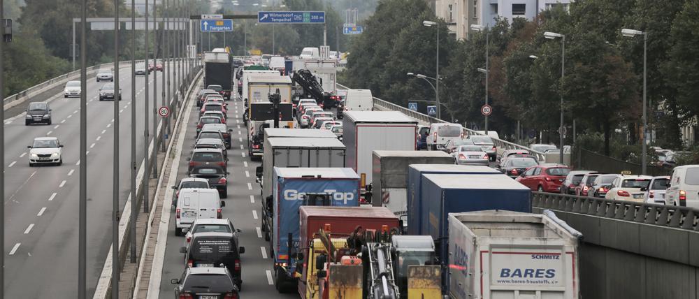 Lastwagen stehen auf der Stadtautobahn A100 im Stau (Archivbild).