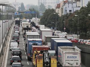 Lastwagen stehen auf der Stadtautobahn A100 im Stau (Archivbild).