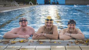 Drei Männer der selbsternannten „Prinzen-Gang“ sind auch am letzten Öffnungstag des Prinzenbades noch einmal zum Schwimmen gekommen. Selbstverständlich.