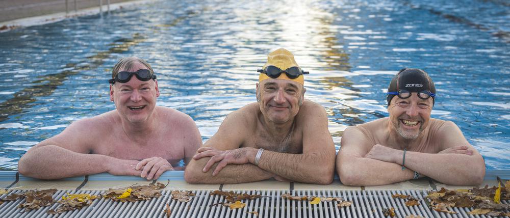 Drei Männer der selbsternannten „Prinzen-Gang“ sind auch am letzten Öffnungstag des Prinzenbades noch einmal zum Schwimmen gekommen. Selbstverständlich.