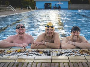 Drei Männer der selbsternannten „Prinzen-Gang“ sind auch am letzten Öffnungstag des Prinzenbades noch einmal zum Schwimmen gekommen. Selbstverständlich.