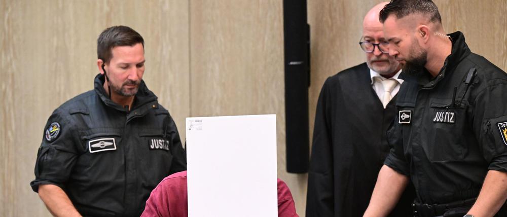 Der Angeklagte äußerte sich via seinem Verteidiger Uwe Kosmala zur Tat.