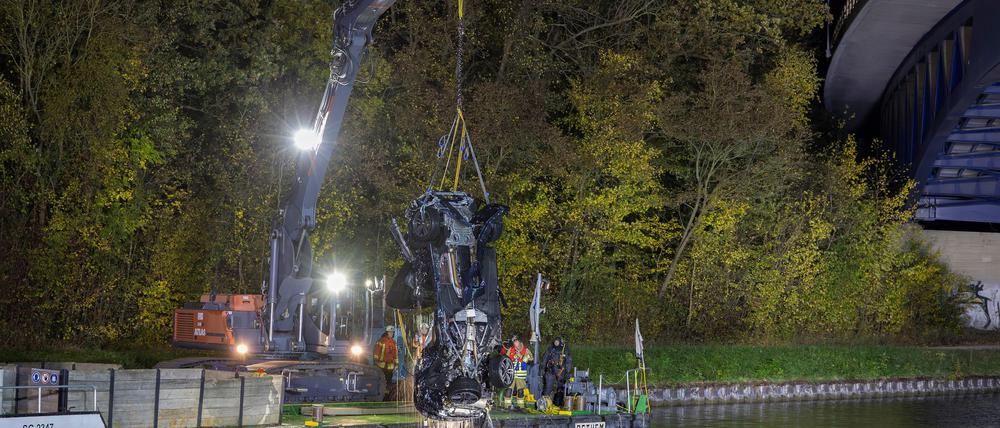 In diesem aus dem Mittellandkanal geborgenen Autowrack fanden Ermittler Einbruchswerkszeug. (Archivbild)