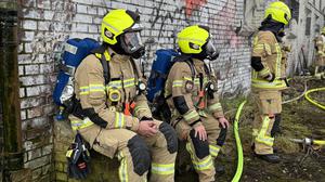 Mehrere Einsatzkräfte der Berliner Feuerwehr sind bei einem Brand in der Nähe des Bahnhofs Gesundbrunnen im Einsatz.