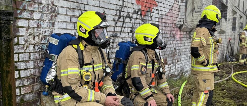 Mehrere Einsatzkräfte der Berliner Feuerwehr sind bei einem Brand in der Nähe des Bahnhofs Gesundbrunnen im Einsatz.