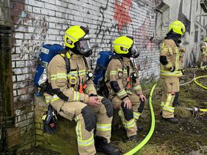 Mehrere Einsatzkräfte der Berliner Feuerwehr sind bei einem Brand in der Nähe des Bahnhofs Gesundbrunnen im Einsatz.
