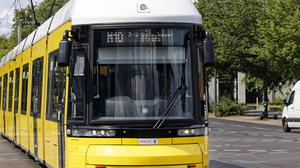 Eine Frau wurde in Berlin-Mitte von einer Straßenbahn der Linie M10 angefahren.