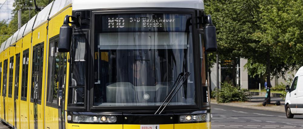 Eine Frau wurde in Berlin-Mitte von einer Straßenbahn der Linie M10 angefahren.