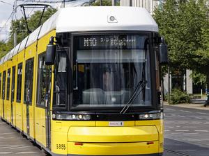 Eine Frau wurde in Berlin-Mitte von einer Straßenbahn der Linie M10 angefahren.