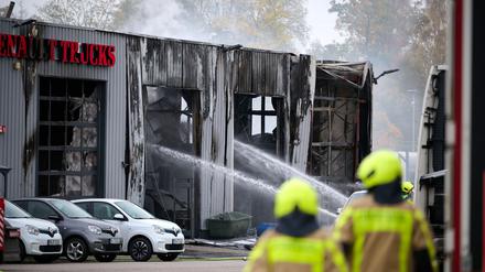 Die Feuerwehr löscht einen Brand. Beim Brand in einer Halle an einer Tankstelle in Castrop-Rauxel sind vier Menschen verletzt worden, zwei davon schwer. 