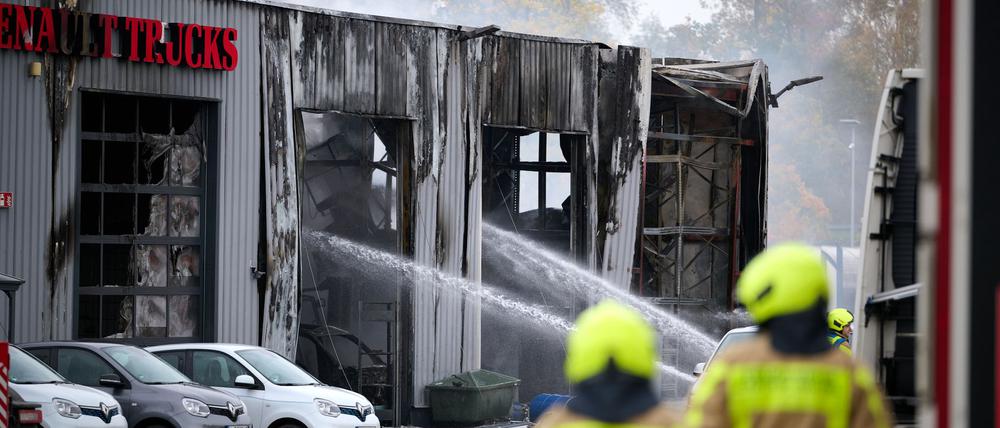 Die Feuerwehr löscht einen Brand. Beim Brand in einer Halle an einer Tankstelle in Castrop-Rauxel sind vier Menschen verletzt worden, zwei davon schwer.