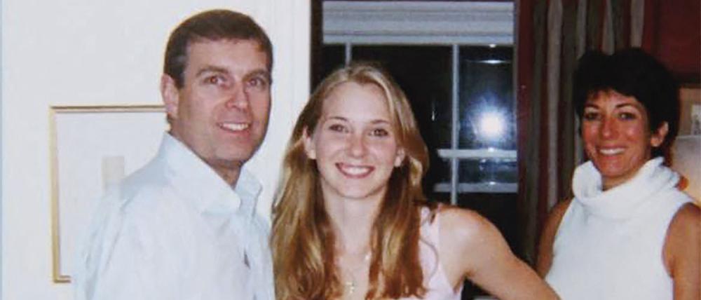 Prinz Andrew, Virginia Giuffre und Ghislaine Maxwell posieren für ein Foto.