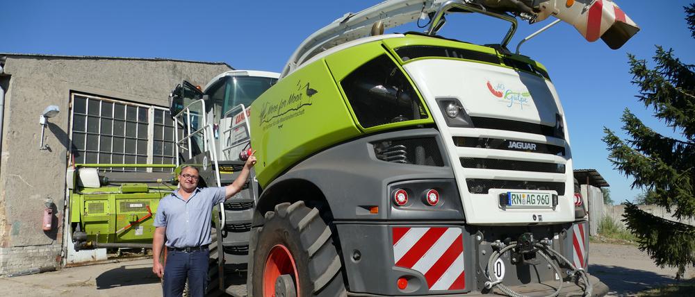 Landwirt Enrico Voigt ist zufrieden mit dem neuen Raupen-Häcksler der Agrargenossenschaft Gülpe, den das Land Brandenburg finanziell gefördert hat.