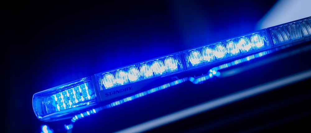 Ein leuchtendes Blaulicht auf einem Einsatzfahrzeug.