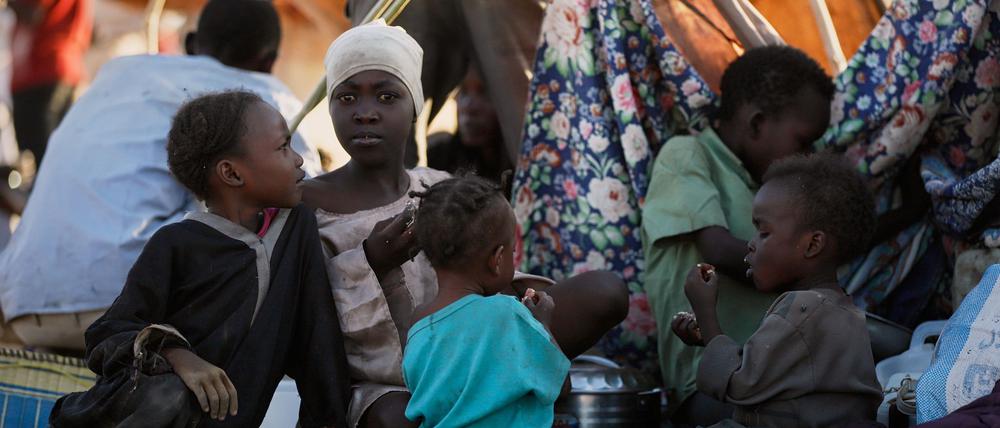 Dieses von UNICEF veröffentlichte Foto zeigt vertriebene Kinder und Familien aus Al-Faschir in einem Flüchtlingslager, in dem sie Zuflucht vor den Kämpfen zwischen Regierungstruppen und der RSF gesucht haben.