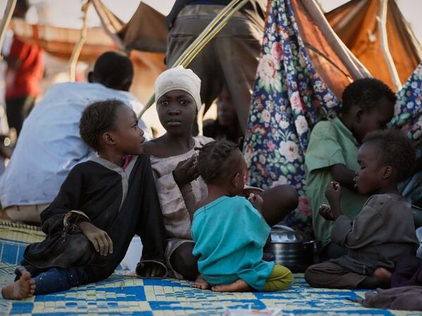 HANDOUT - 27.10.2025, Sudan, Tawila: Dieses von UNICEF veröffentlichte Foto zeigt vertriebene Kinder und Familien aus Al-Faschir in einem Flüchtlingslager, in dem sie Zuflucht vor den Kämpfen zwischen Regierungstruppen und der RSF gesucht haben. Foto: Mohammed Jammal/UNICEF/AP/dpa - ACHTUNG: Nur zur redaktionellen Verwendung und nur mit vollständiger Nennung des vorstehenden Credits +++ dpa-Bildfunk +++