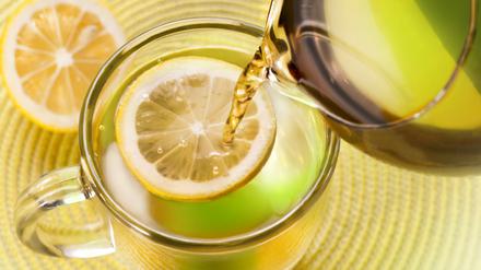 Ein Glas heiße Zitrone kann vor allem im Winter wärmend wirken.