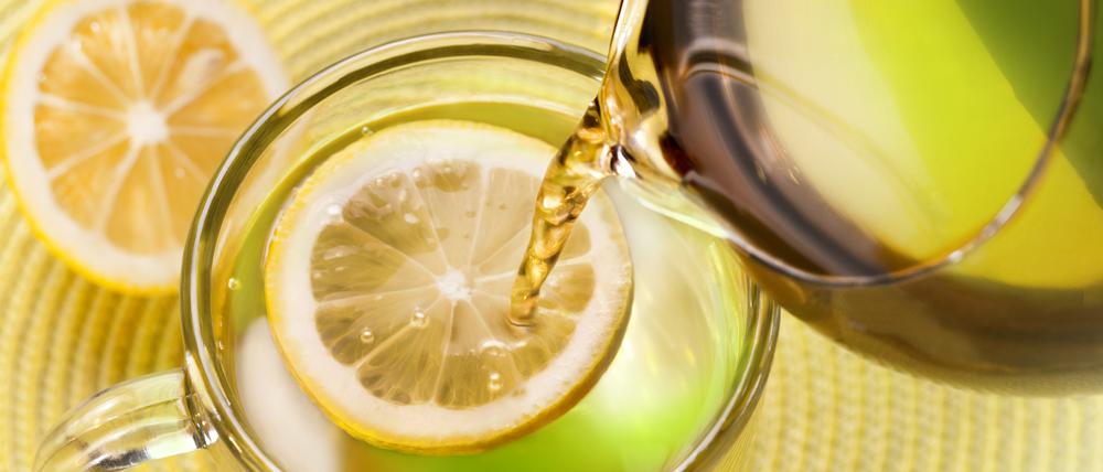 Ein Glas heiße Zitrone kann vor allem im Winter wärmend wirken.