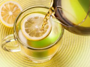 Ein Glas heiße Zitrone kann vor allem im Winter wärmend wirken.