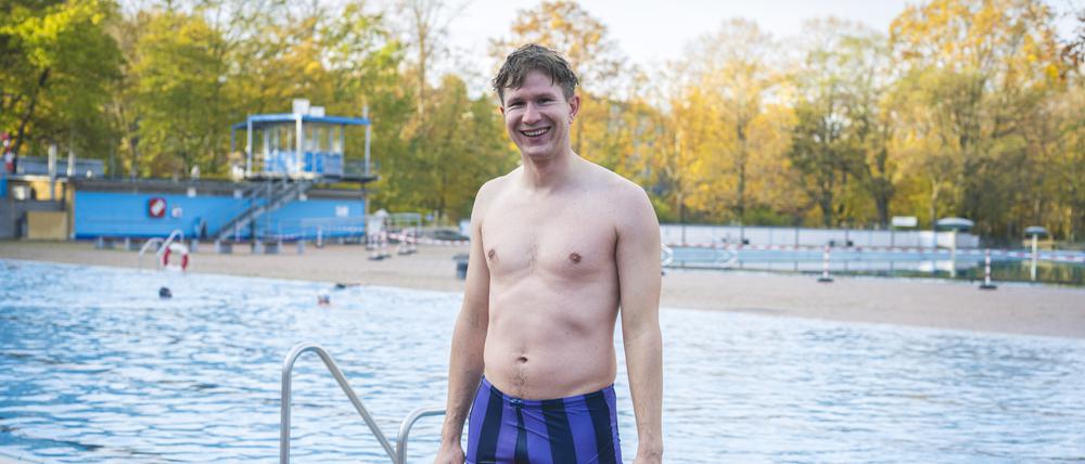 31.10.25, Kreuzberg, Berlin. Das Sommerbad an der Prinzenstraße hat Saisonende. Die Schwimmer:innen kommen ein letztes Mal dieses Jahr zum Baden im Freien. Tagesspiegel-Reporter Sönke Matschurek macht auch den Selbstversuch bei 12,5 Grad Wassertemperatur.