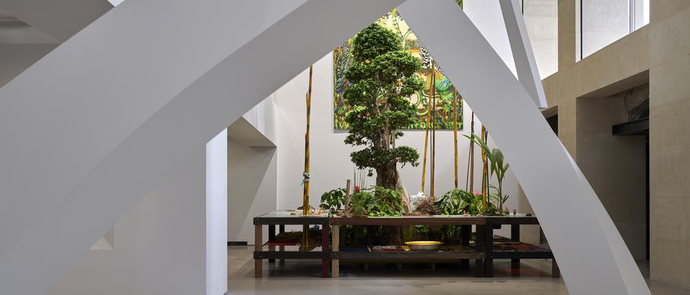 Wo sich die Elemente kreuzen: Raumskulptur des japanischen Architekten Junya Ishigami mit einer Pflanzeninstallation des Brasilianers Luiz Zerbini im Hintergrund.