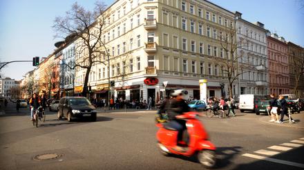 Blick in eine Straße mit Altbauten in Kreuzberg.