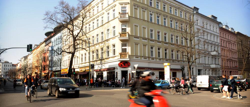 Blick in eine Straße mit Altbauten in Kreuzberg.