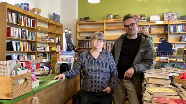 Ines Krüger gibt ihren Buchladen in Berlin-Baumschulenweg an zwei Nachfolger ab.