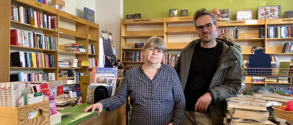 Ines Krüger gibt ihren Buchladen in Berlin-Baumschulenweg an zwei Nachfolger ab.