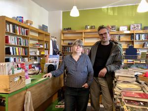 Ines Krüger gibt ihren Buchladen in Berlin-Baumschulenweg an zwei Nachfolger ab.