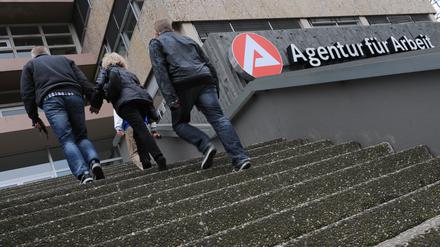 Leute sind  in Wiesbaden auf dem Weg zur Agentur für Arbeit.