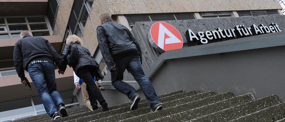 Leute sind in Wiesbaden auf dem Weg zur Agentur für Arbeit.
