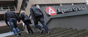 Leute sind  in Wiesbaden auf dem Weg zur Agentur für Arbeit. 