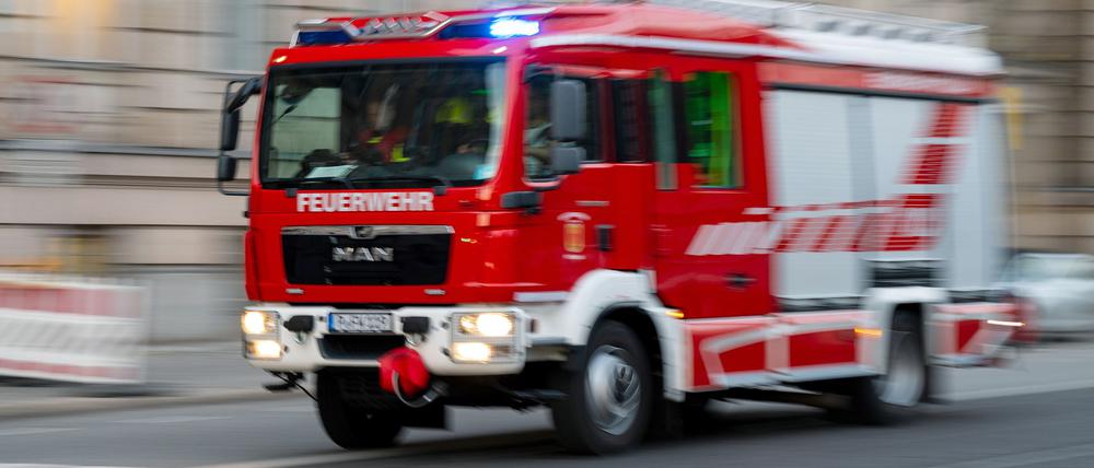 Ein Wohnhaus wurde bei einem Brand in Falkensee zerstört, ein Bewohner erlitt Verbrennungen. (Symbolbild)